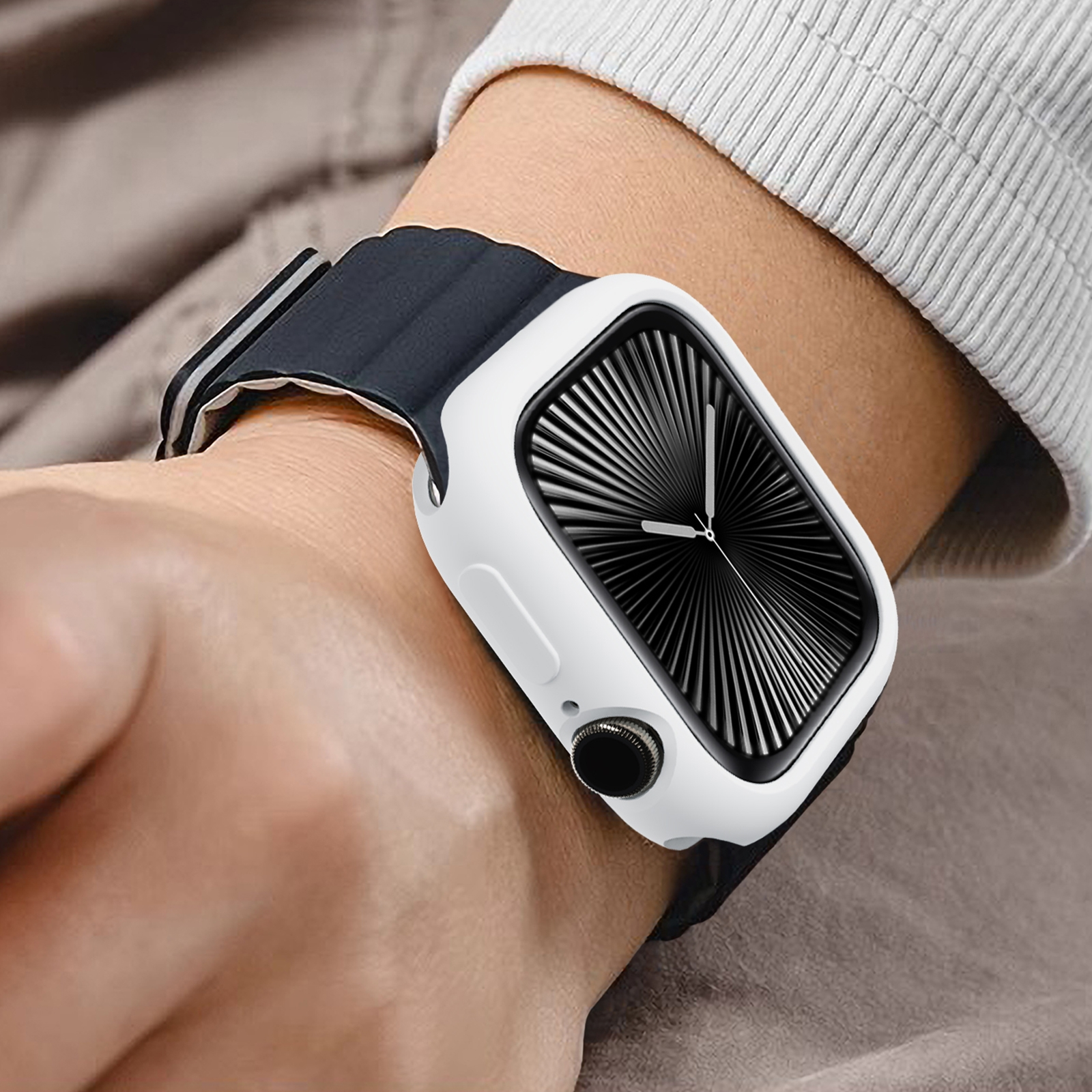 Uno smartwatch con cassa bianca e cinturino nero viene indossato al polso di una persona.