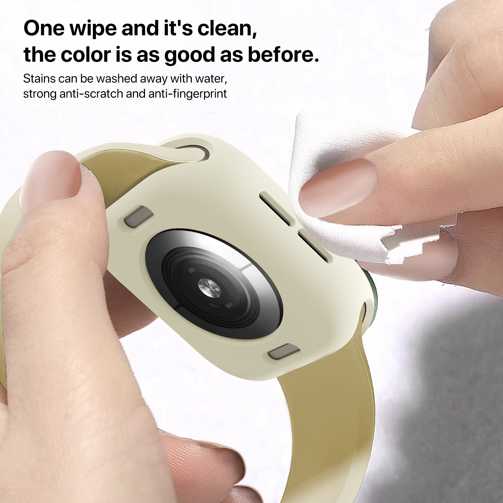 Hände reinigen eine beige Smartwatch-Hülle mit einem weißen Tuch.