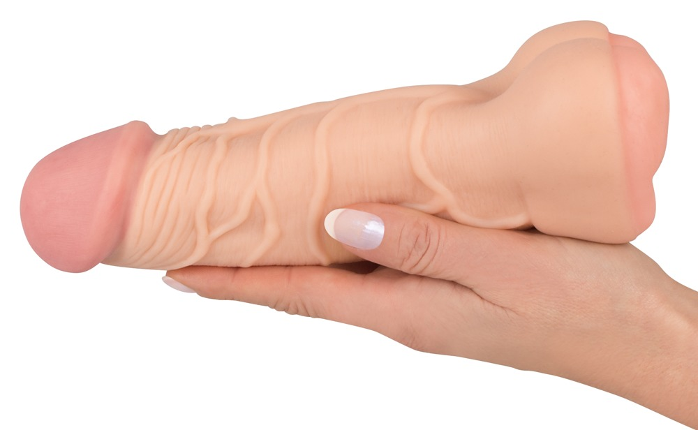 Eine Hand hält ein realistisches, hautfarbenes Erotikspielzeug vor weißem Hintergrund.