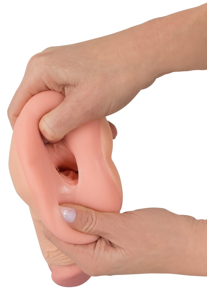 Hände drücken und dehnen ein flexibles, hautfarbenes Silikonobjekt auf weißem Hintergrund.