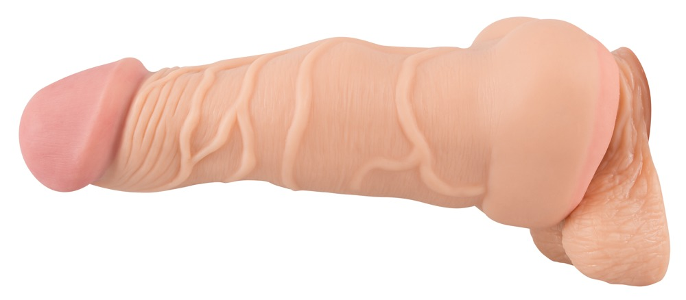 Realistischer hautfarbener Silikondildo mit detaillierten Adern, bauchiger Eichel und strukturierten Hoden.