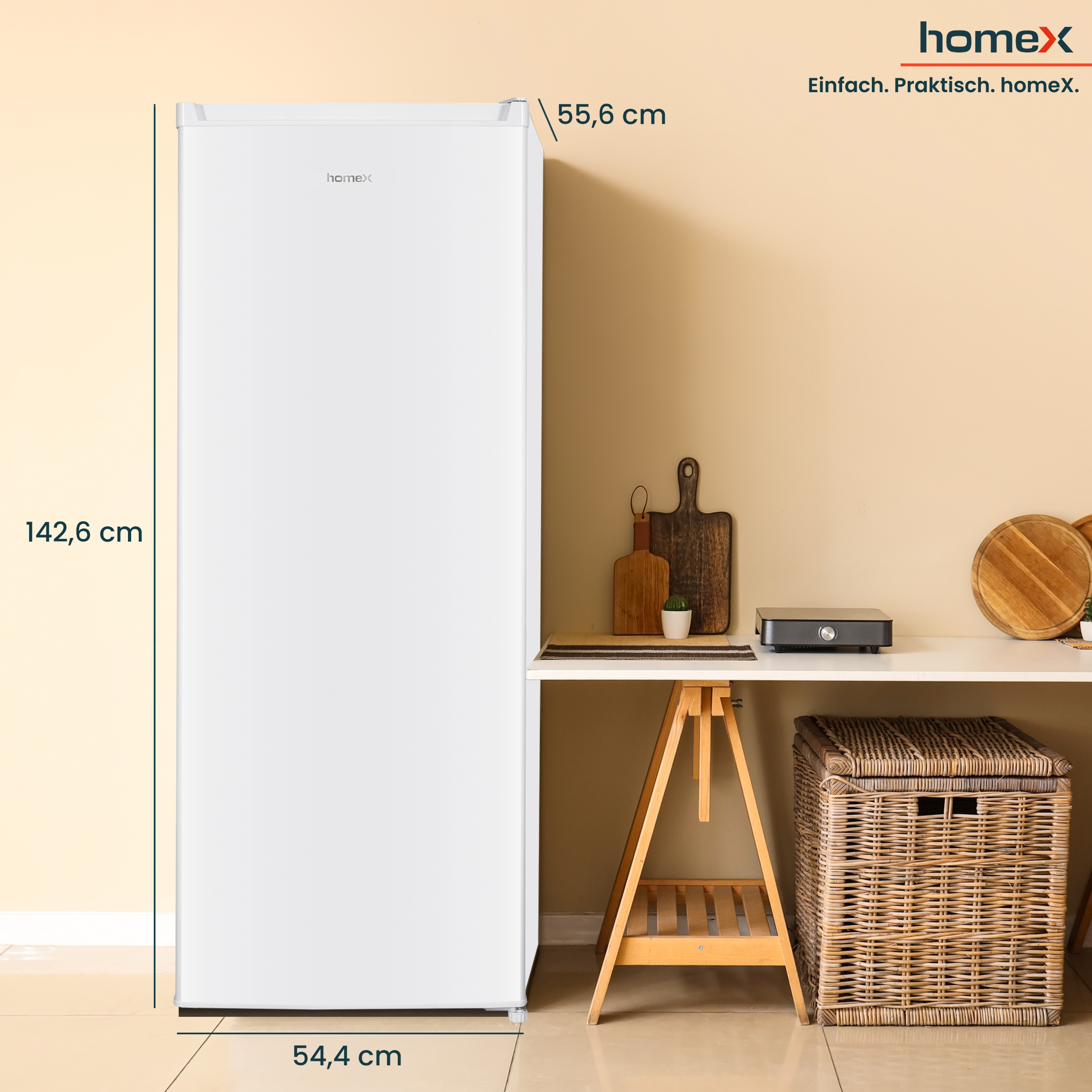 Weißer Homex Kühlschrank mit Maßangaben neben einer Küchenzeile mit Schneidebrettern und Weidenkorb.