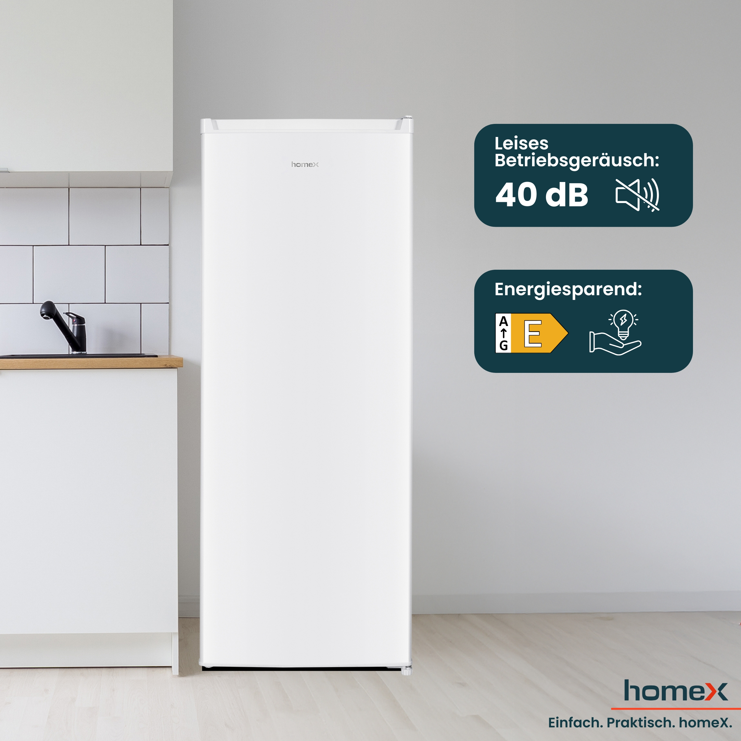 Ein weißer Homex Kühlschrank in einer Küche mit Infoboxen zu 40 dB Lautstärke und Energieeffizienzklasse E.