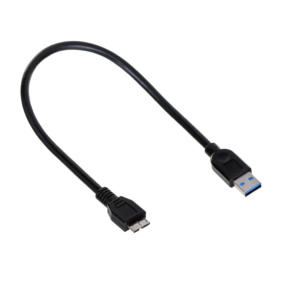 Ein kurzes schwarzes USB 3.0-Kabel mit einem Standard-A-Stecker und einem Micro-B-Stecker vor weißem Hintergrund.