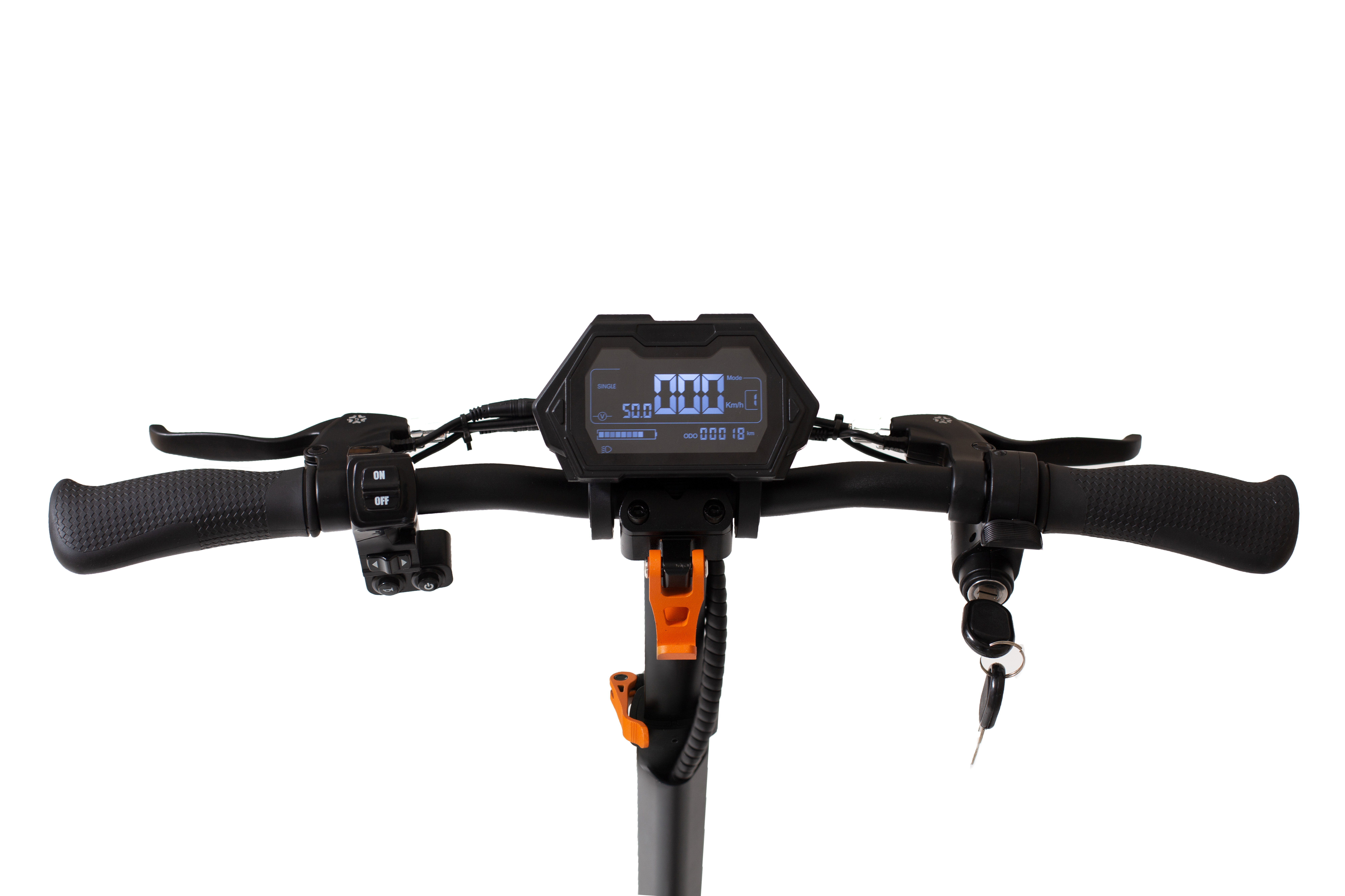 Manubrio di monopattino elettrico con display digitale, leve dei freni, controlli e chiave di accensione su sfondo bianco.