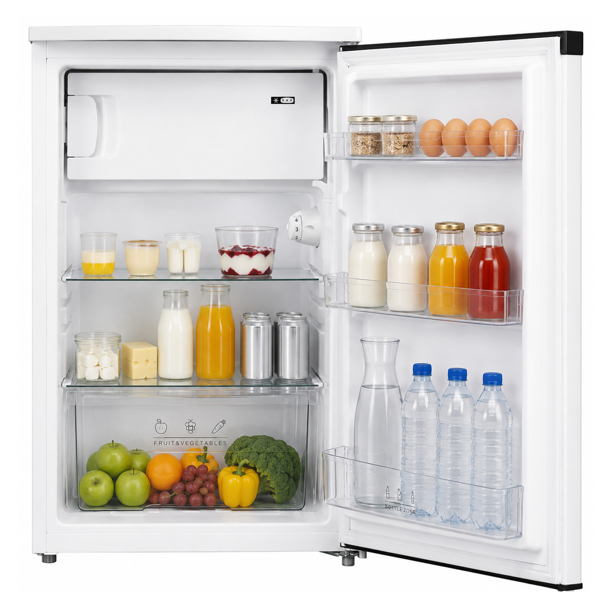 Ein offener weißer Kühlschrank gefüllt mit Getränken, Joghurt, Eiern und frischem Obst und Gemüse in den Fächern.