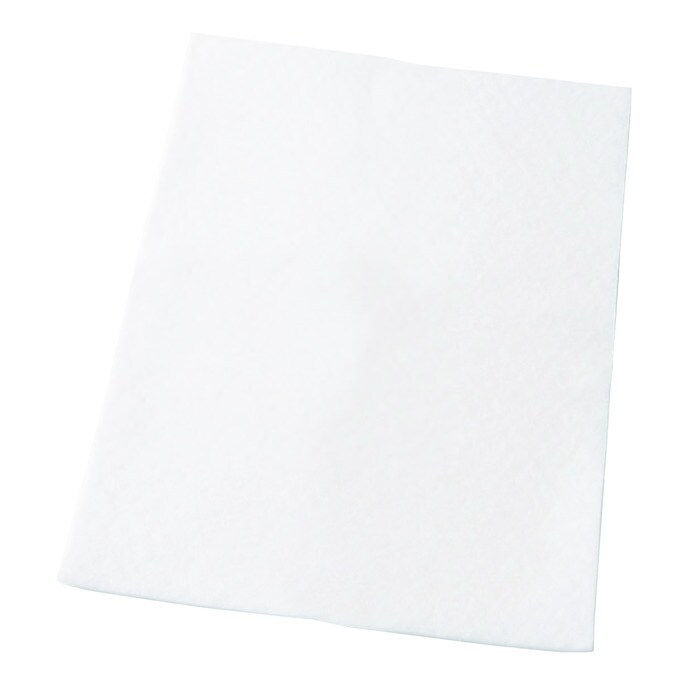 Une seule feuille de papier ou de tissu blanc plat sur fond blanc.