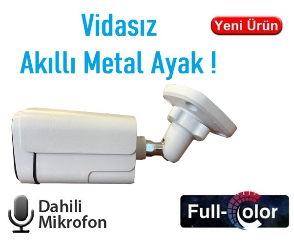 Askılı, mikrofon simgeli ve renkli logolu beyaz güvenlik kamerası.