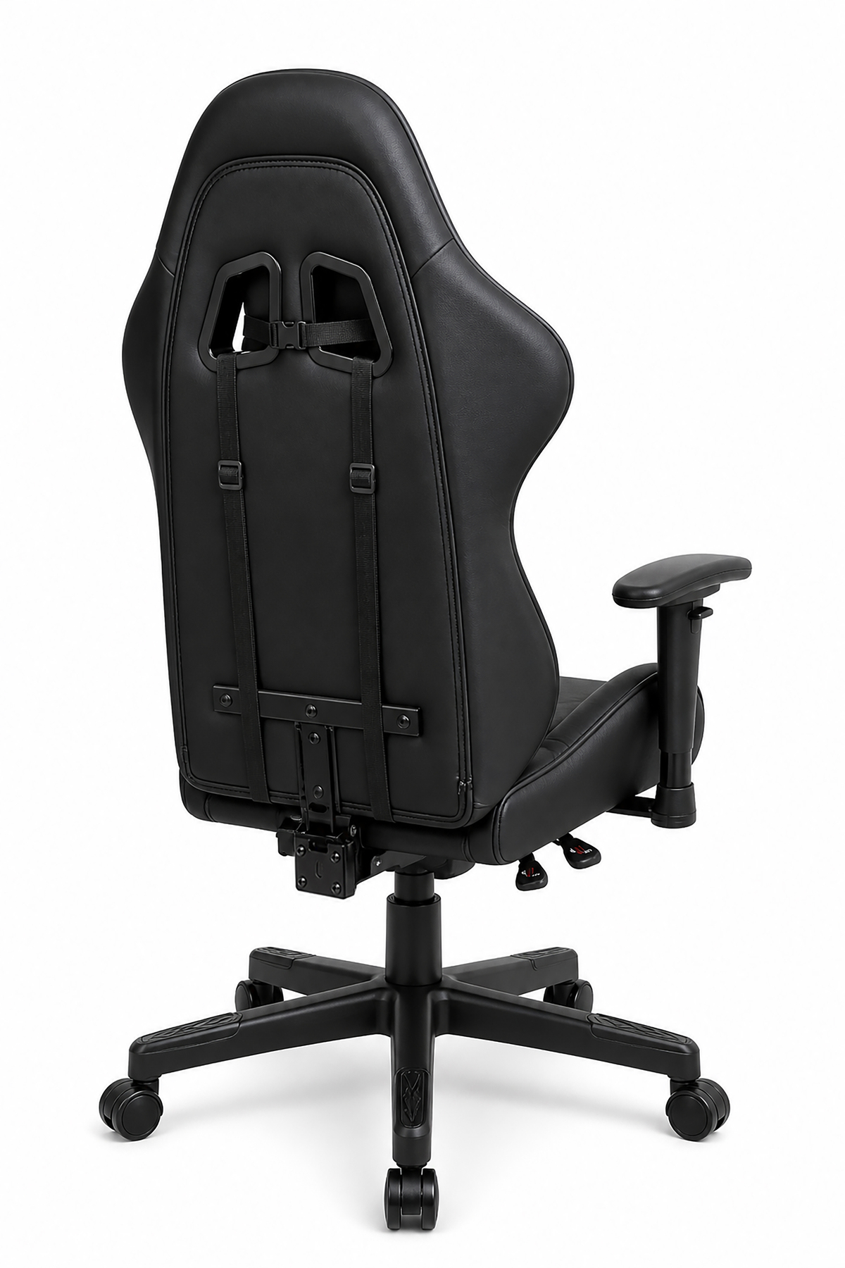Beyaz arka plan üzerinde ayarlanabilir kolçaklı ve tekerlekli ergonomik siyah yönetici ofis koltuğunun arkadan görünümü.