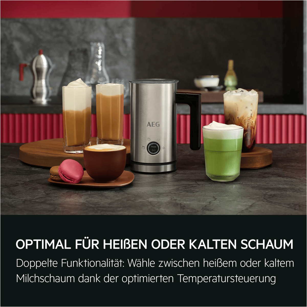 Ein AEG-Milchaufschäumer auf einem Tresen mit verschiedenen Kaffeegetränken, darunter Macchiato, Matcha und Eiskaffee.