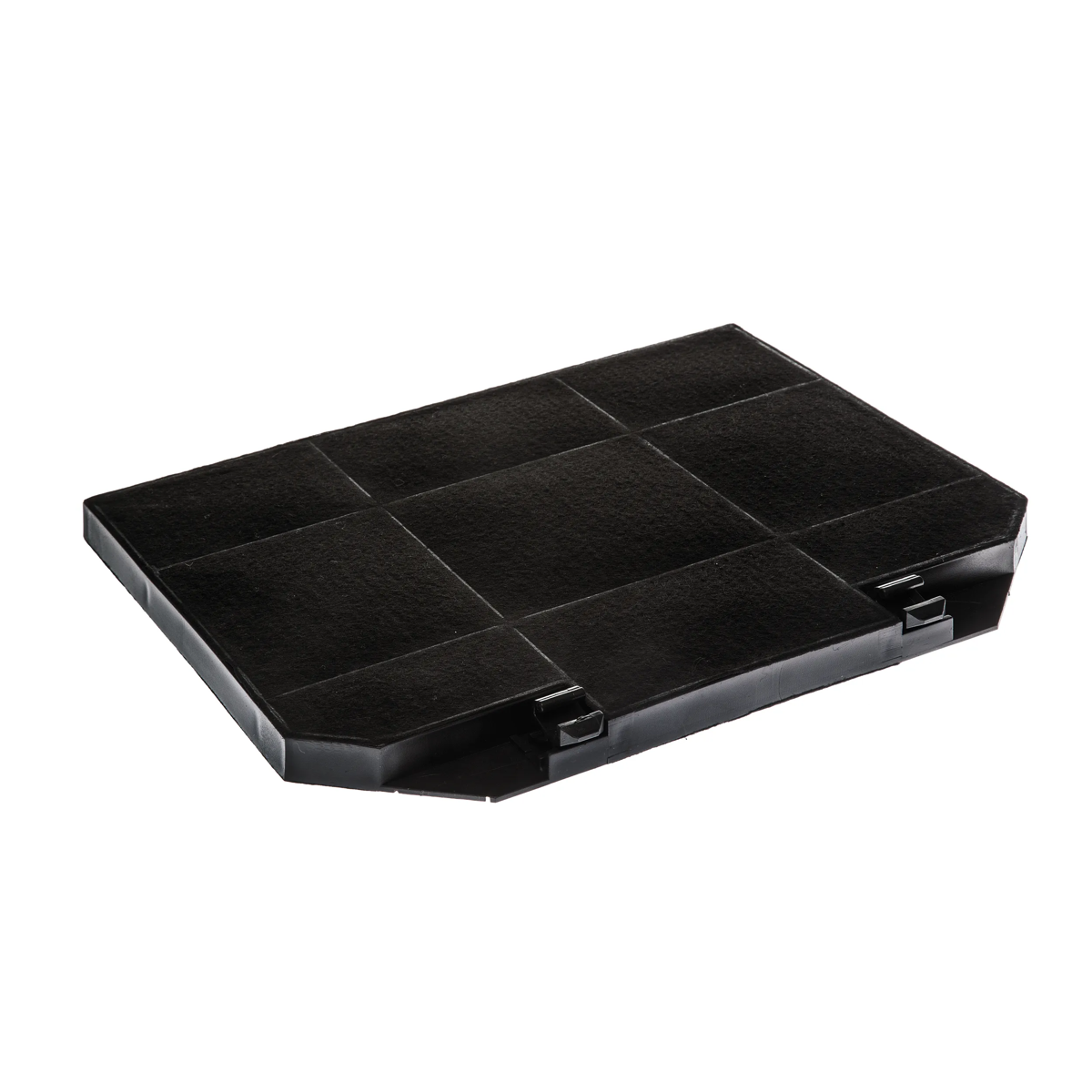 Un filtro a carbone nero e piatto con struttura a griglia rettangolare e cornice in plastica su sfondo bianco.