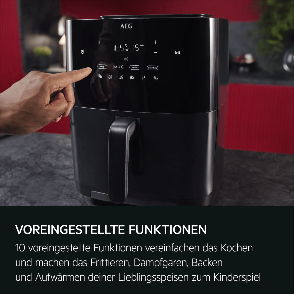 Hand bedient das digitale Display einer schwarzen AEG Heißluftfritteuse in einer Küche.