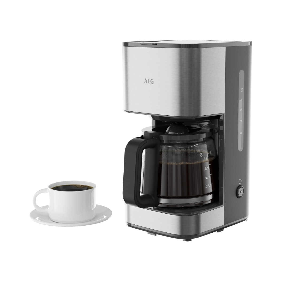 Una cafetera de acero inoxidable con jarra de cristal llena y una taza de café blanca sobre fondo negro.