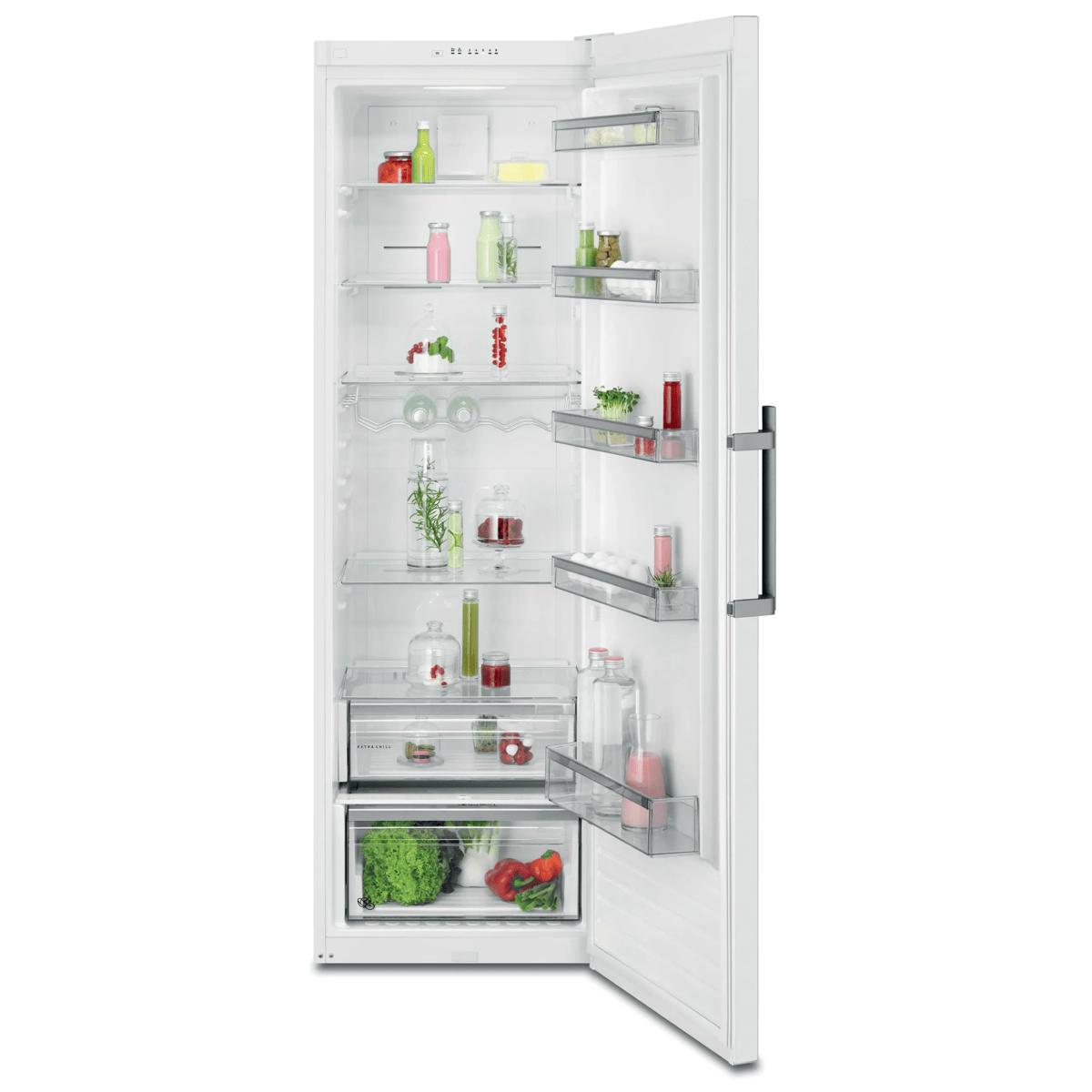Un refrigerador blanco abierto con estantes iluminados llenos de verduras frescas, bebidas y varios alimentos.