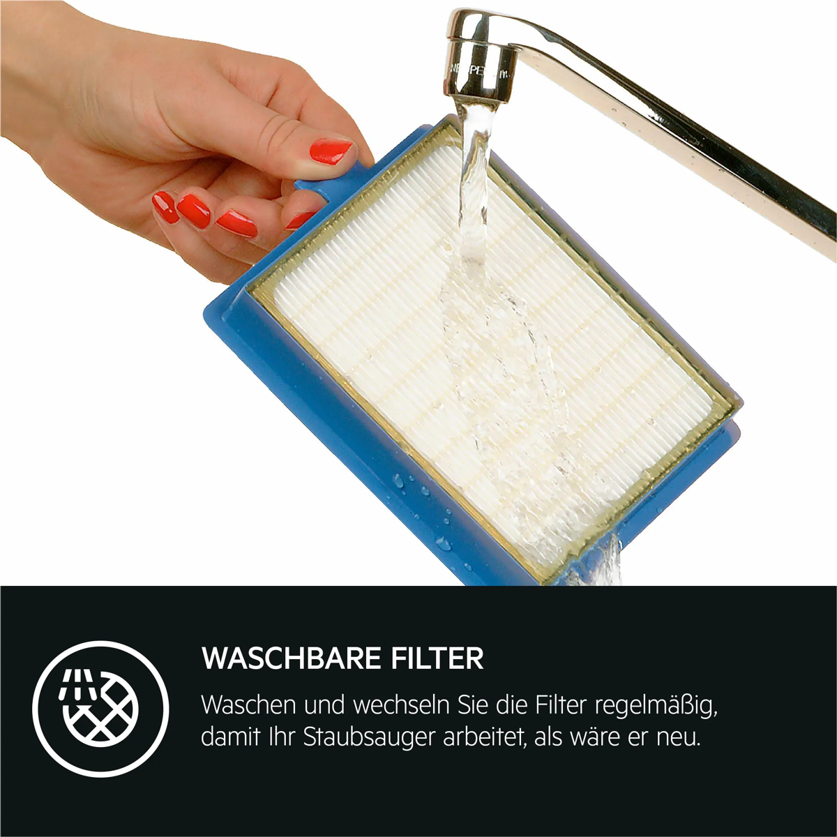 Ein blauer Staubsaugerfilter wird unter fließendem Wasser aus einem Wasserhahn gereinigt.