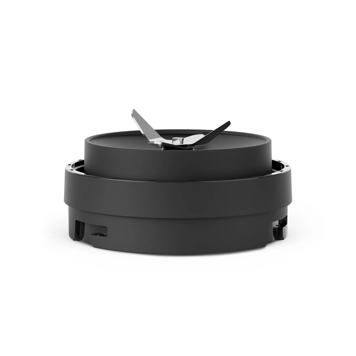 Un conjunto de cuchillas de licuadora negro con cuatro hojas plateadas sobre fondo blanco.