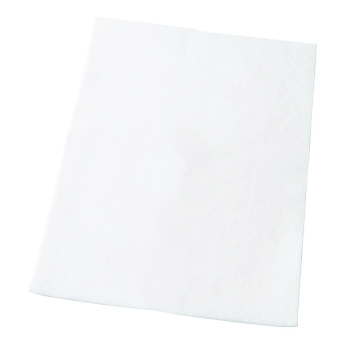 Une seule serviette en papier blanche repose à plat sur un fond clair.