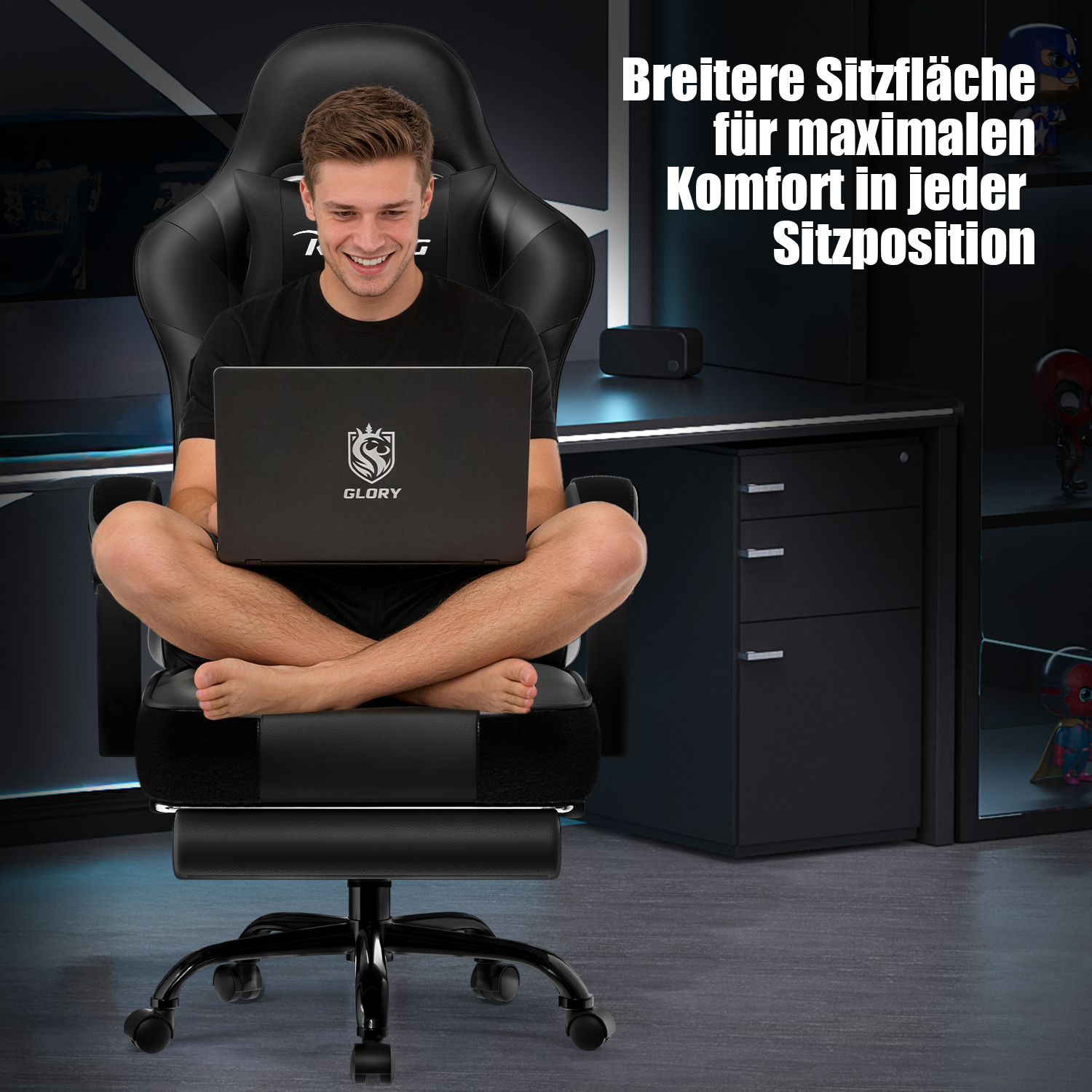 Mann sitzt mit gekreuzten Beinen auf schwarzem Gaming-Stuhl und nutzt einen Laptop.