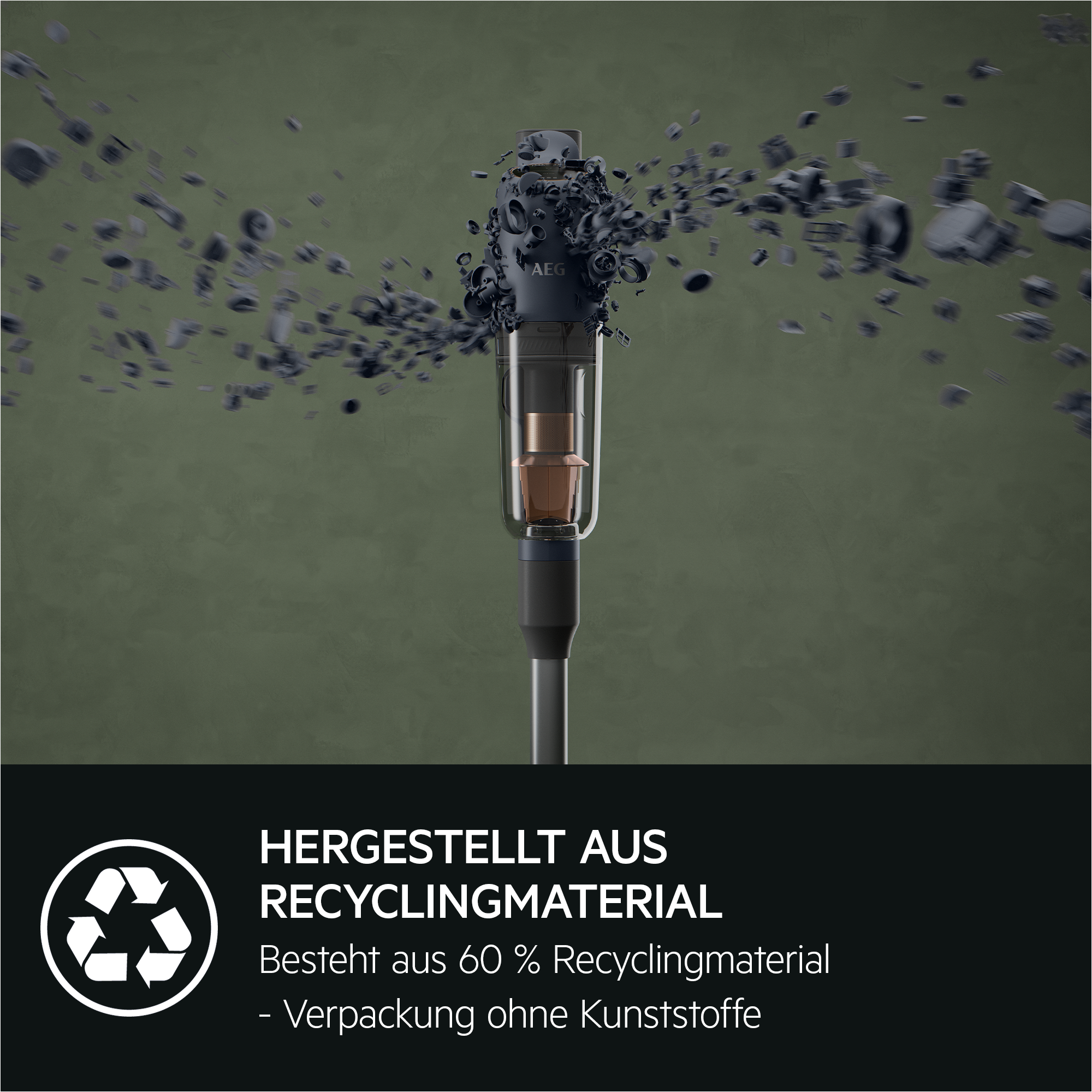 Ein AEG-Staubsauger auf grünem Grund, umgeben von winzigen Kunststoffteilen, mit Recycling-Hinweis unten.