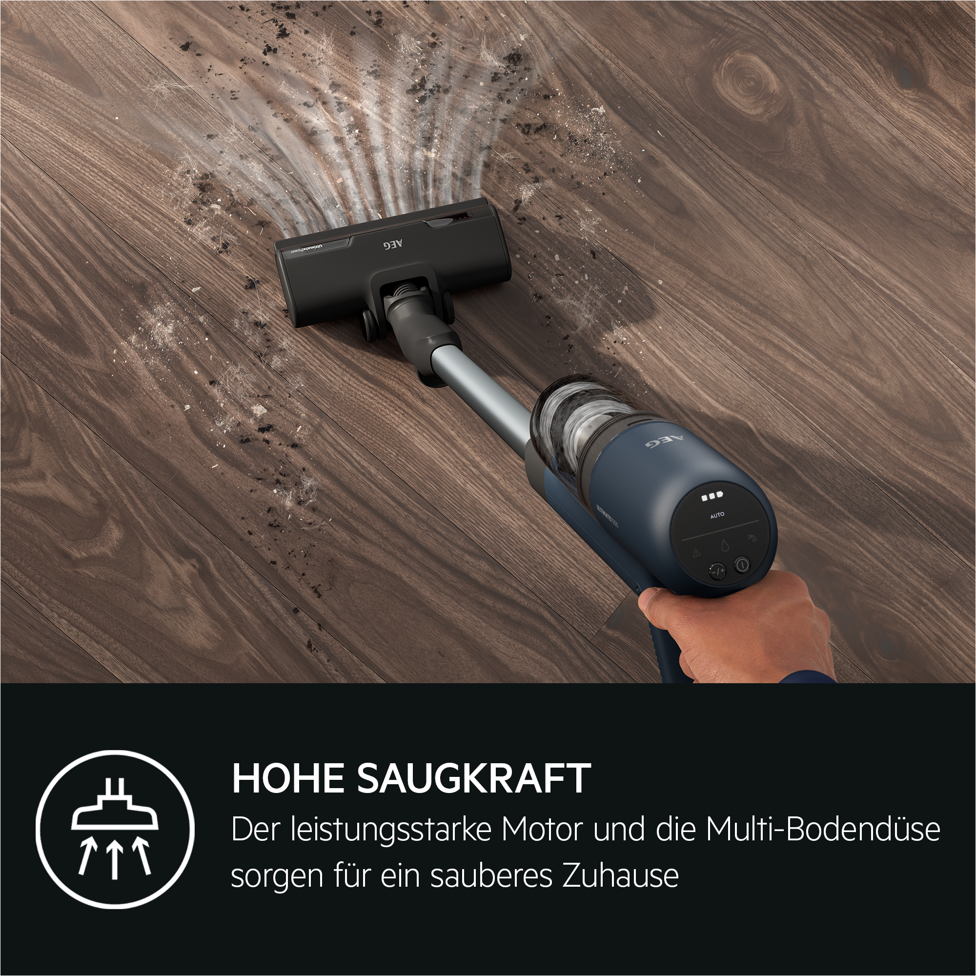 Ein Handstaubsauger reinigt Holzfußboden von Staub und Schmutz.