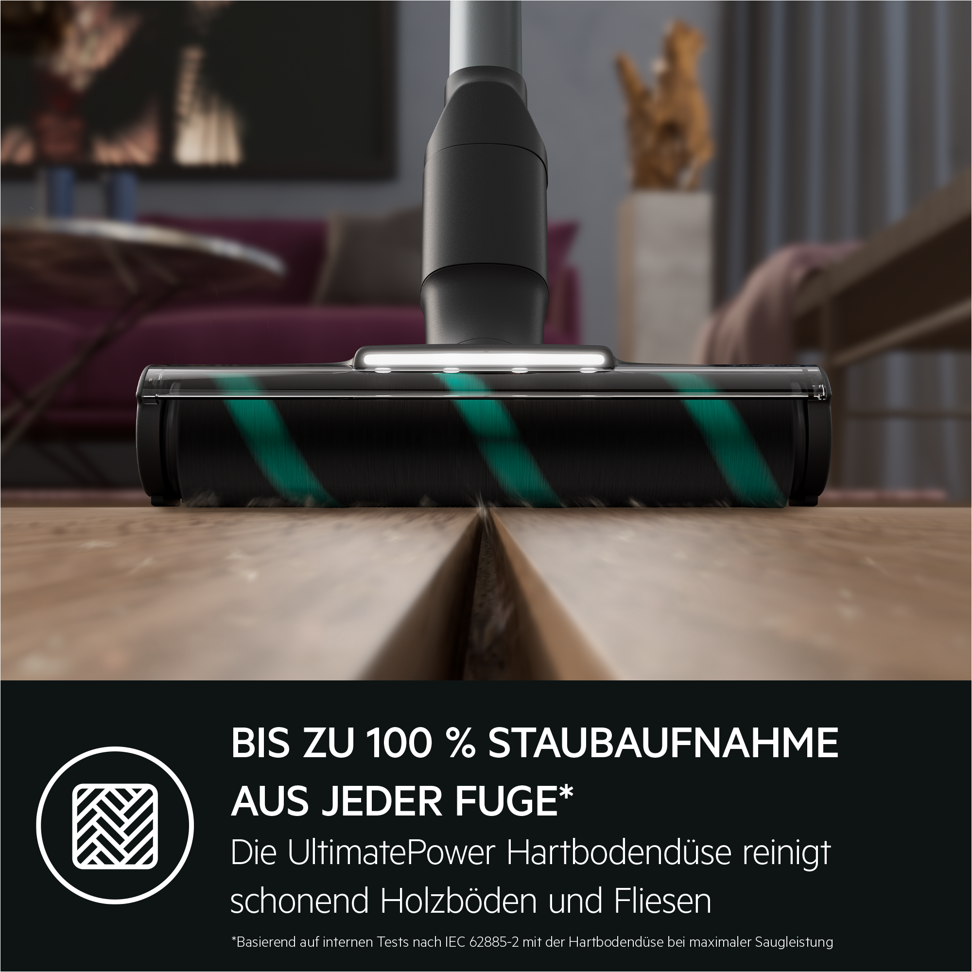 Staubsaugerdüse mit grüner Bürste reinigt Holzboden, mit Text auf schwarzem Hintergrund unten.
