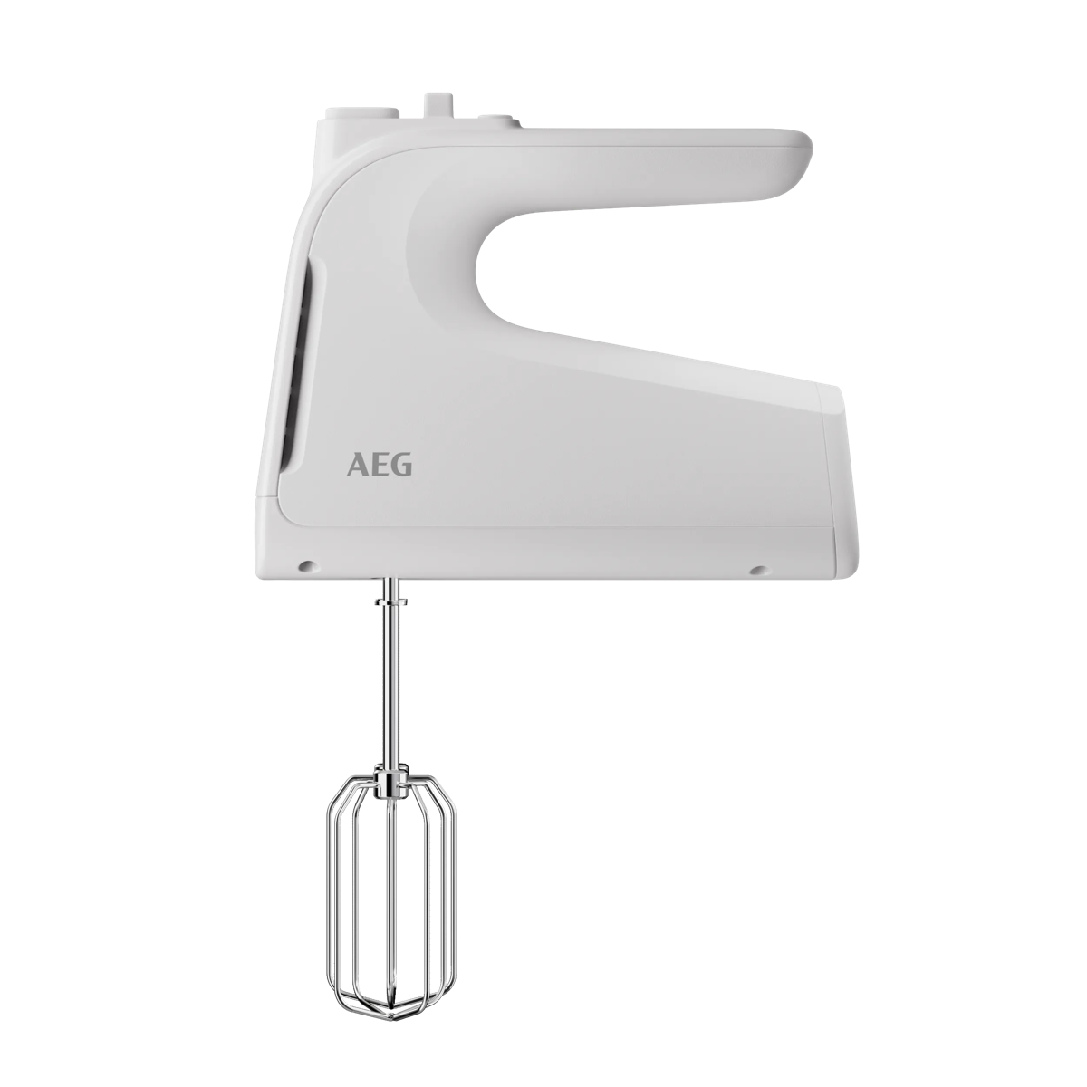 Una batidora de mano AEG blanca con un accesorio batidor cromado sobre un fondo negro.