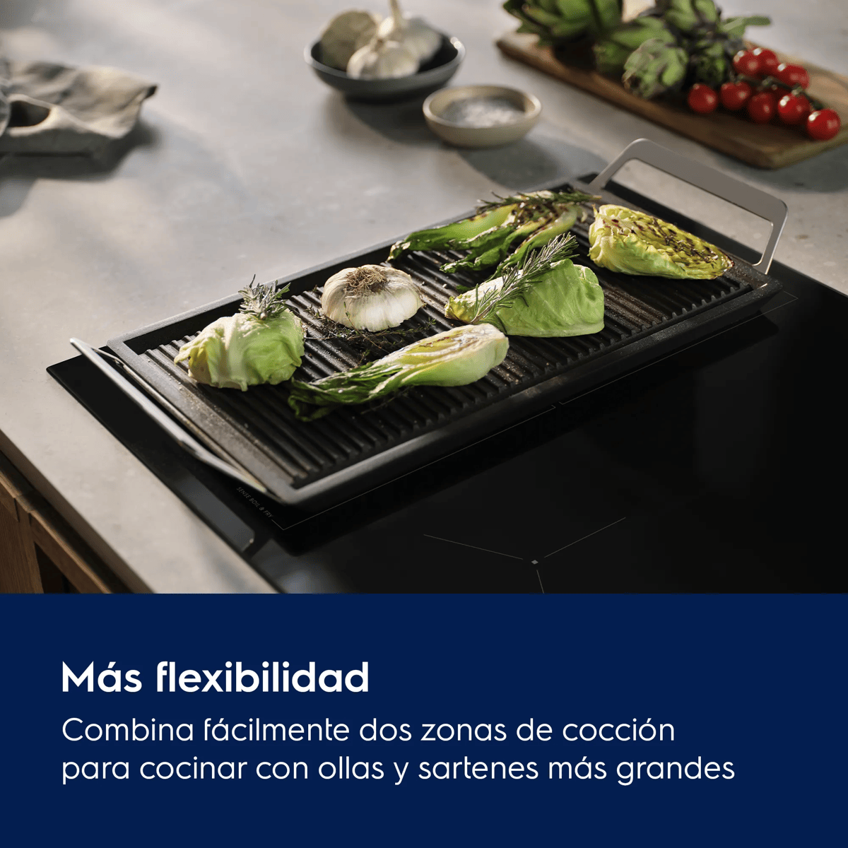 Verduras y ajos asándose en una plancha sobre una placa de inducción.