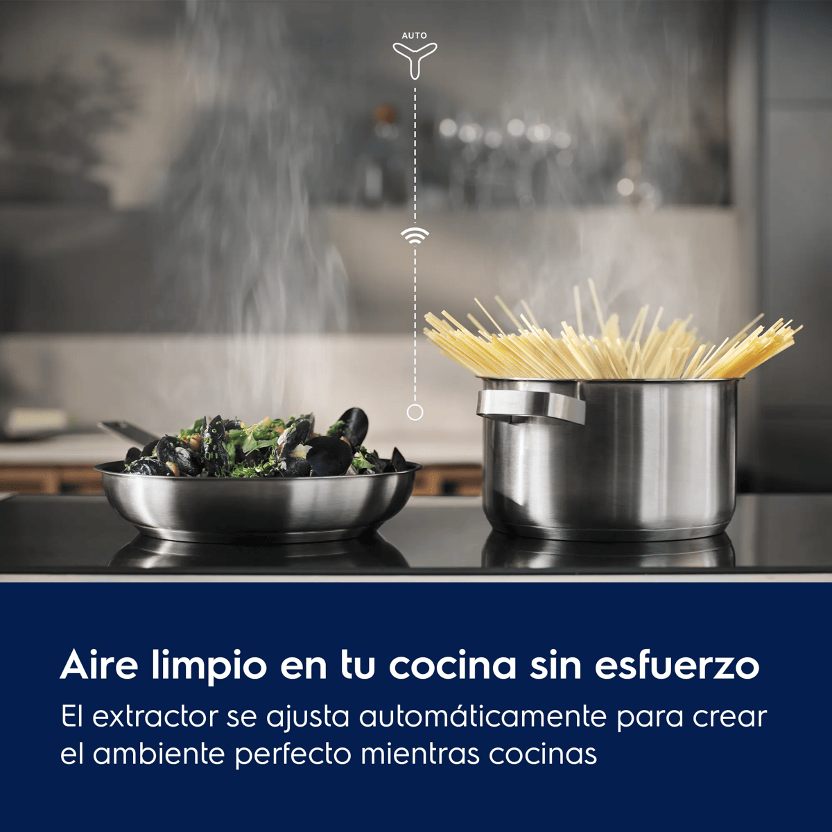 Olla y sartén con vapor en la estufa, conectadas con un símbolo automático.