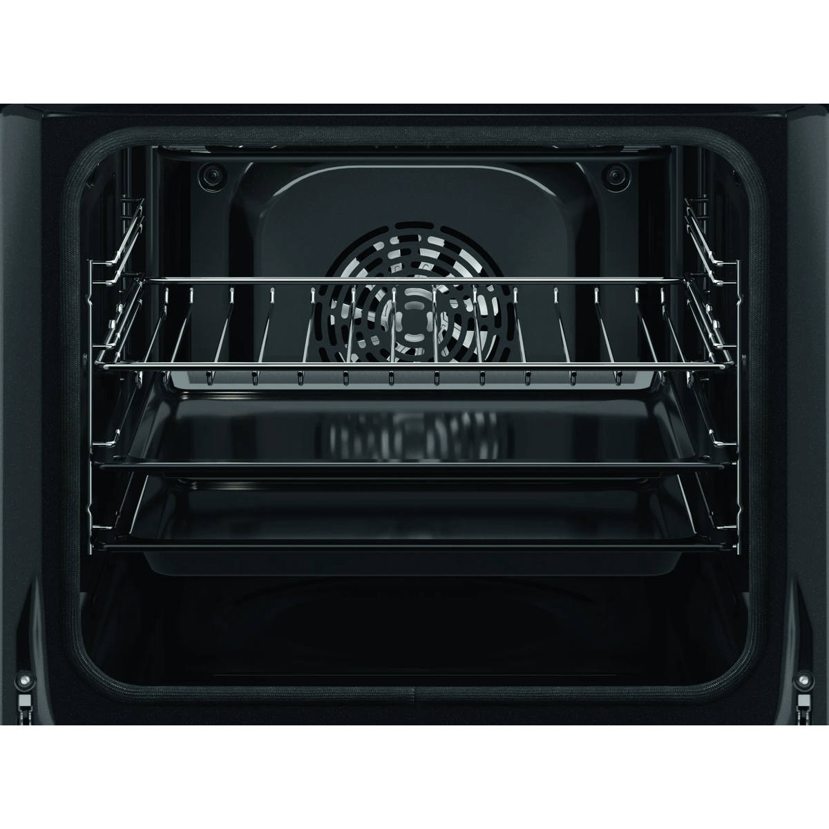 El interior de un horno negro con una rejilla metálica y dos bandejas para hornear negras.