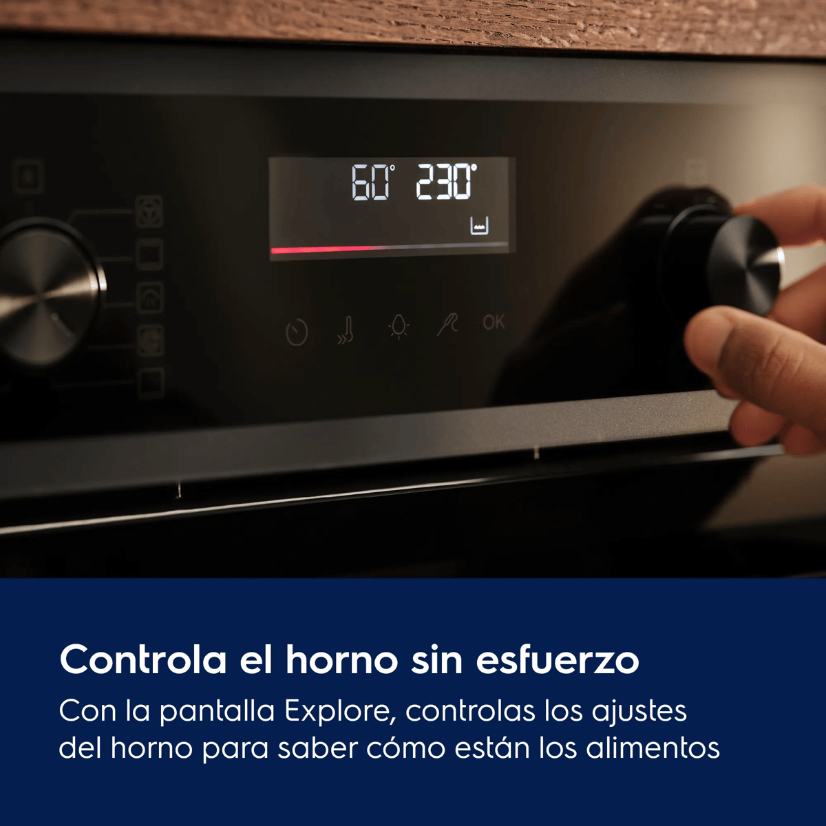 Una mano gira el dial en un panel de control de horno negro con una pantalla digital que muestra 60 y 230 grados.