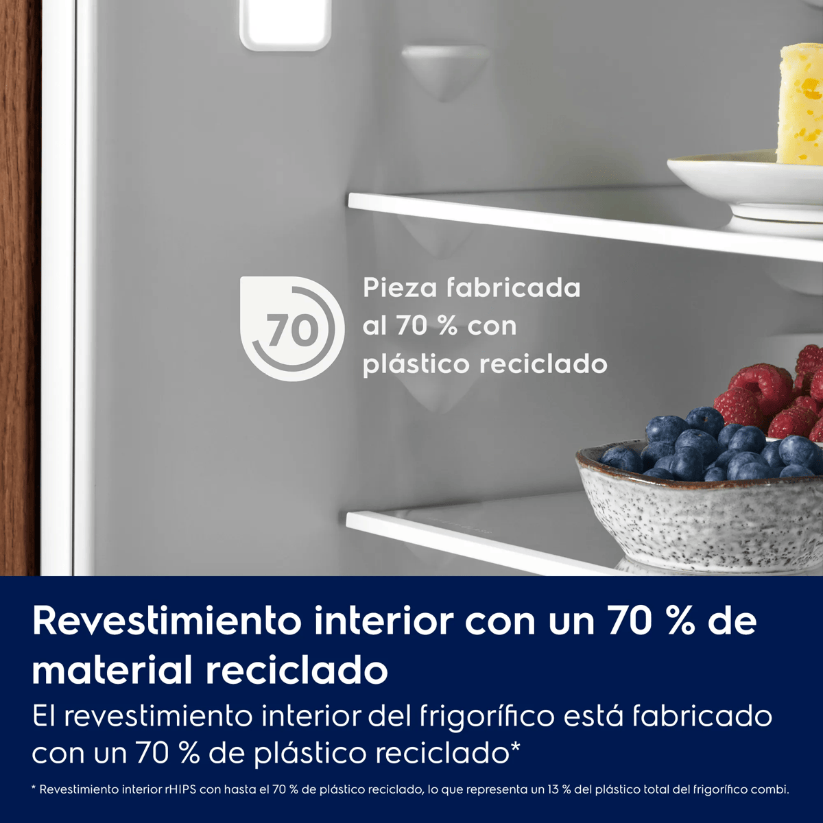 Interior de frigorífico con etiqueta de 70 por ciento plástico reciclado, queso y bayas.