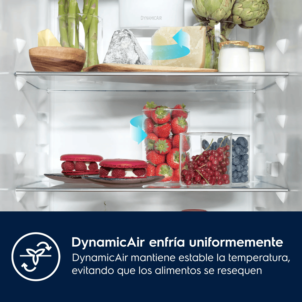 Interior de un refrigerador blanco con alimentos frescos como fruta y queso en estantes.