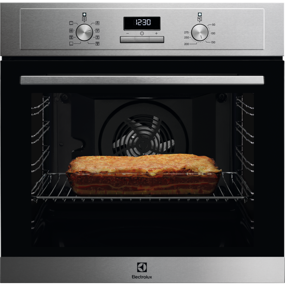 Un horno plateado Electrolux con pantalla digital y perillas, horneando una lasaña adentro.