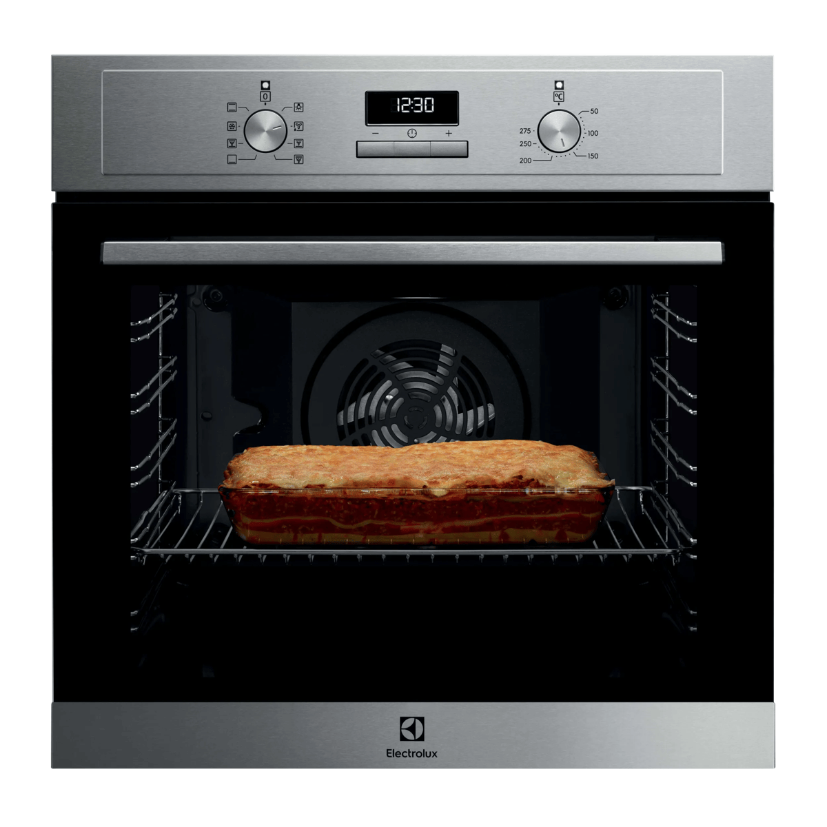 Vista frontal de un horno empotrable de acero inoxidable con una fuente de vidrio con lasaña horneándose.