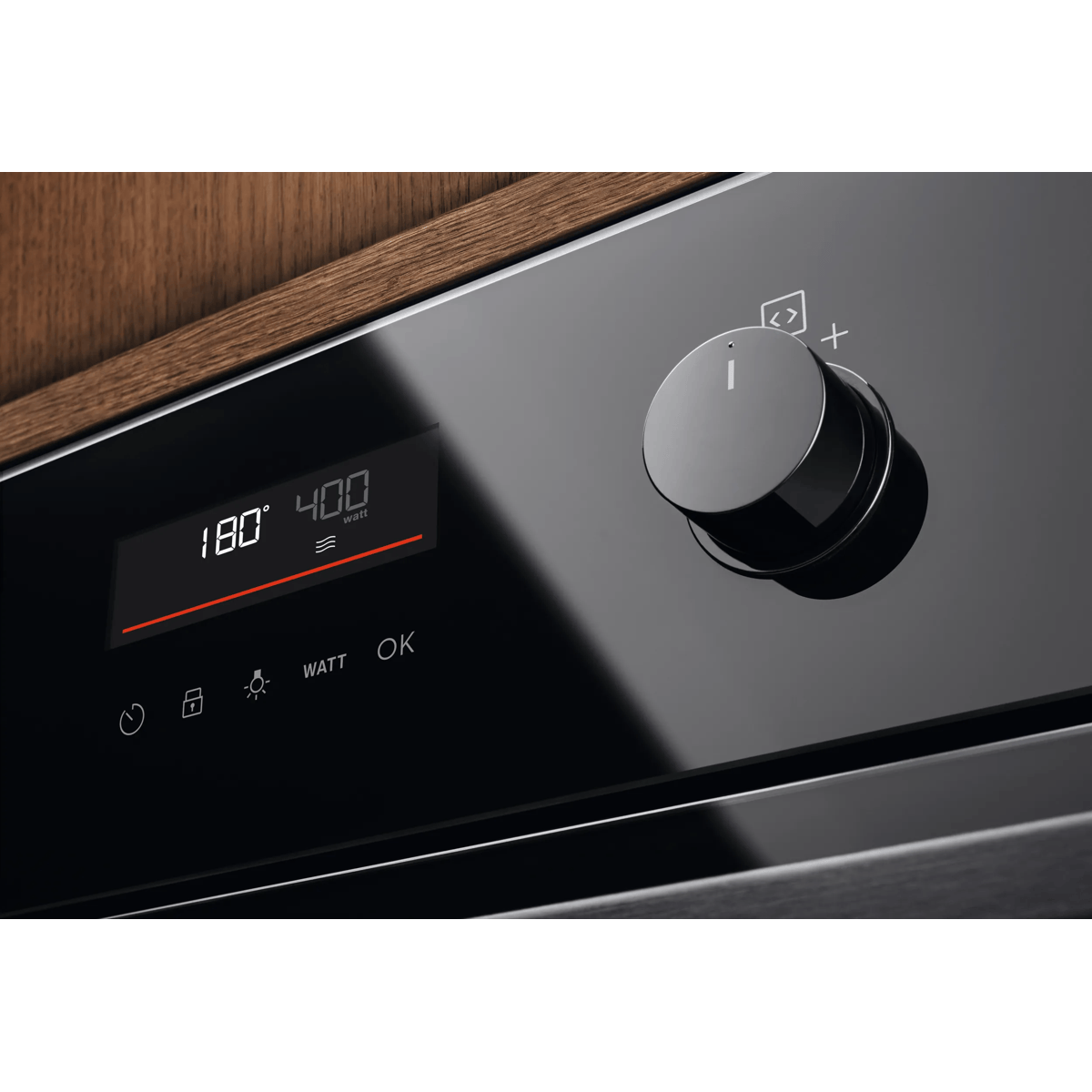 Panel de control de horno negro con pantalla digital, iconos de gotas de agua y un mando giratorio redondo.