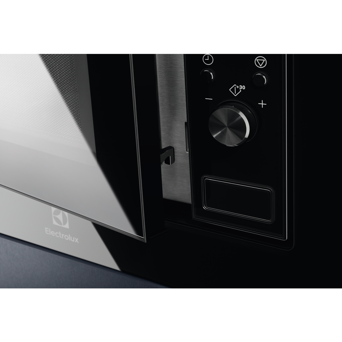 Primo piano di un forno a microonde Electrolux nero con manopola e display digitale.