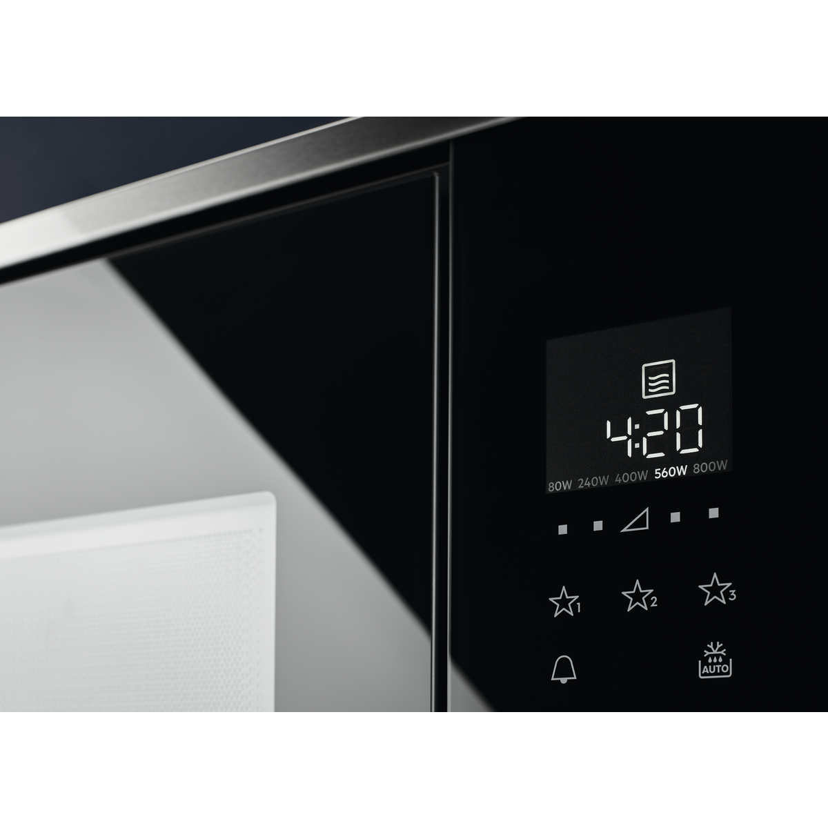 Moderno forno a microonde nero con display digitale che mostra 4:20 e comandi a sfioramento.