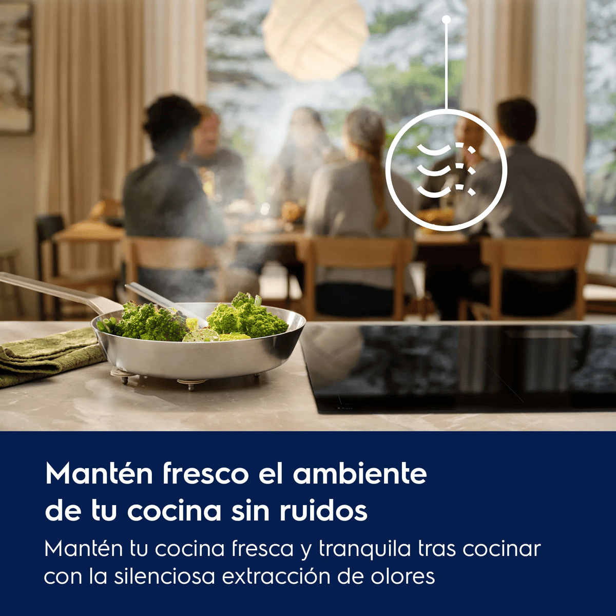 Sartén con brócoli en la placa y familia cenando al fondo.