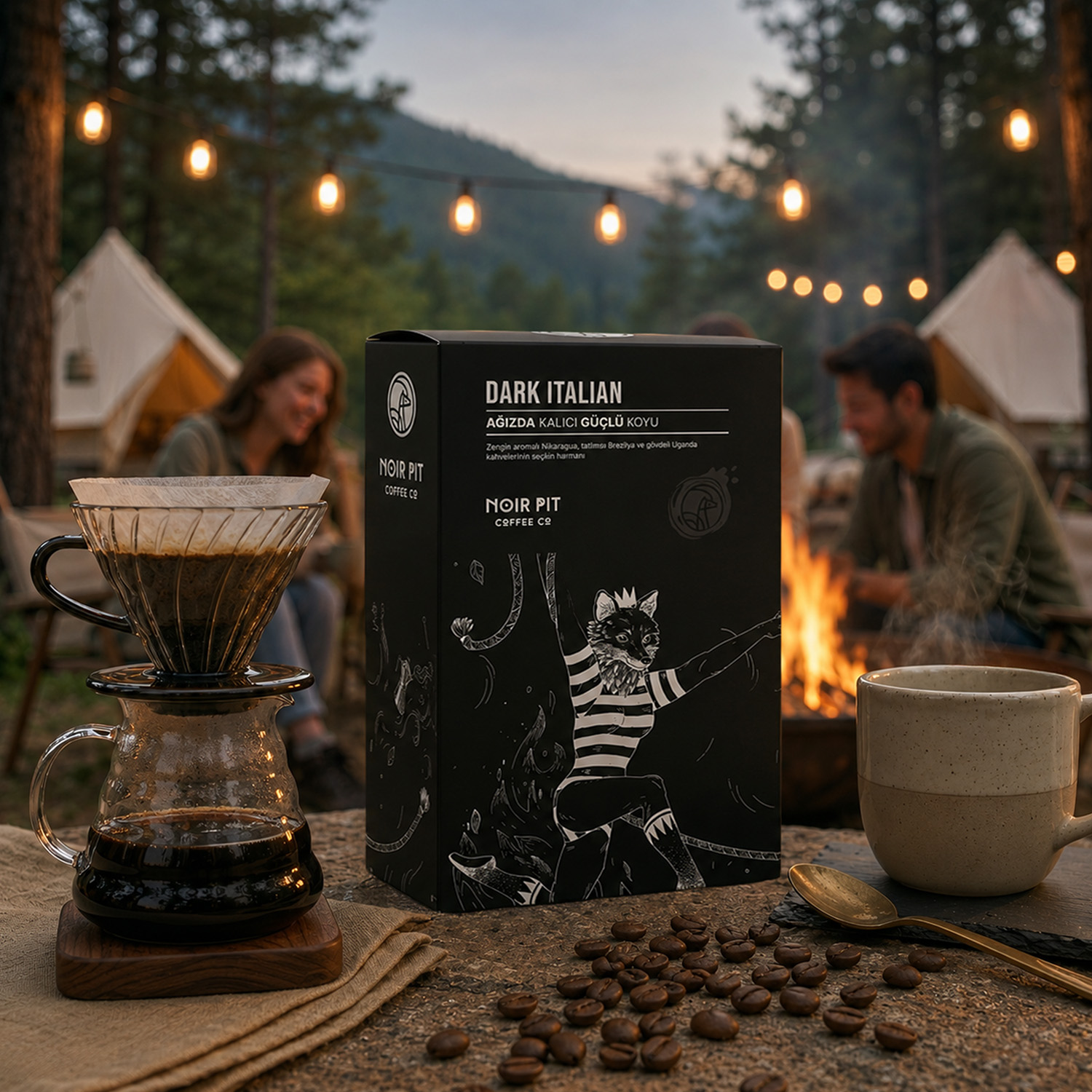 Gün batımında kamp alanında dışarıdaki masada siyah kahve kutusu, pour-over demleyici ve fincan.