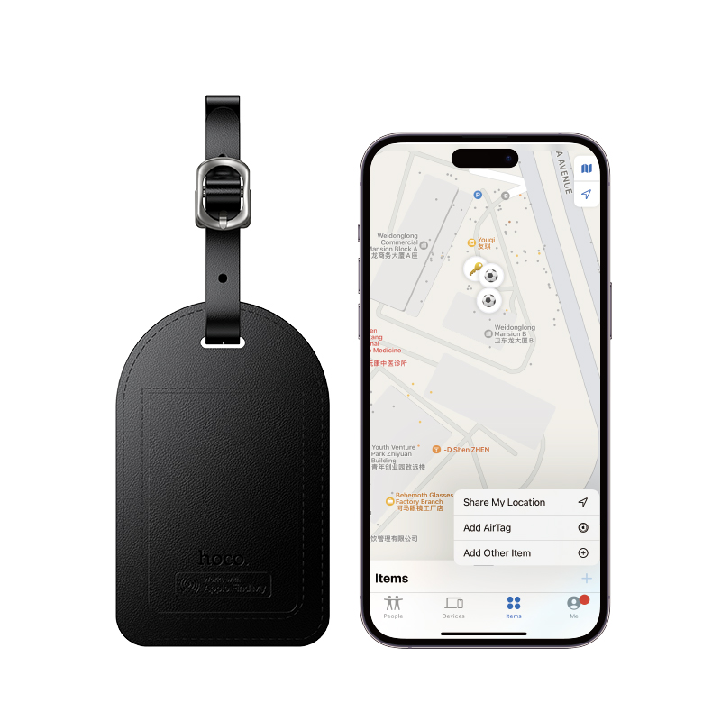 Etiqueta de equipaje de cuero negro junto a un teléfono inteligente que muestra un mapa con ubicación.
