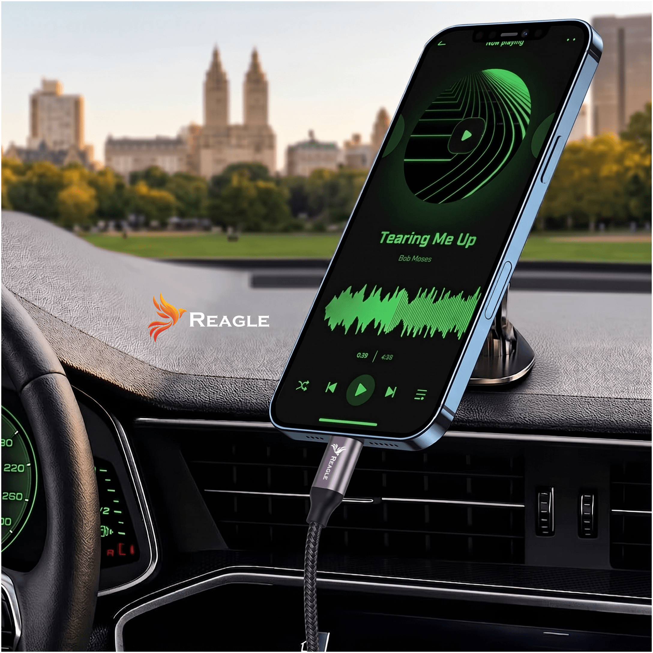 Un smartphone en el salpicadero reproduce música, conectado a un cable de carga, con un horizonte urbano al fondo.