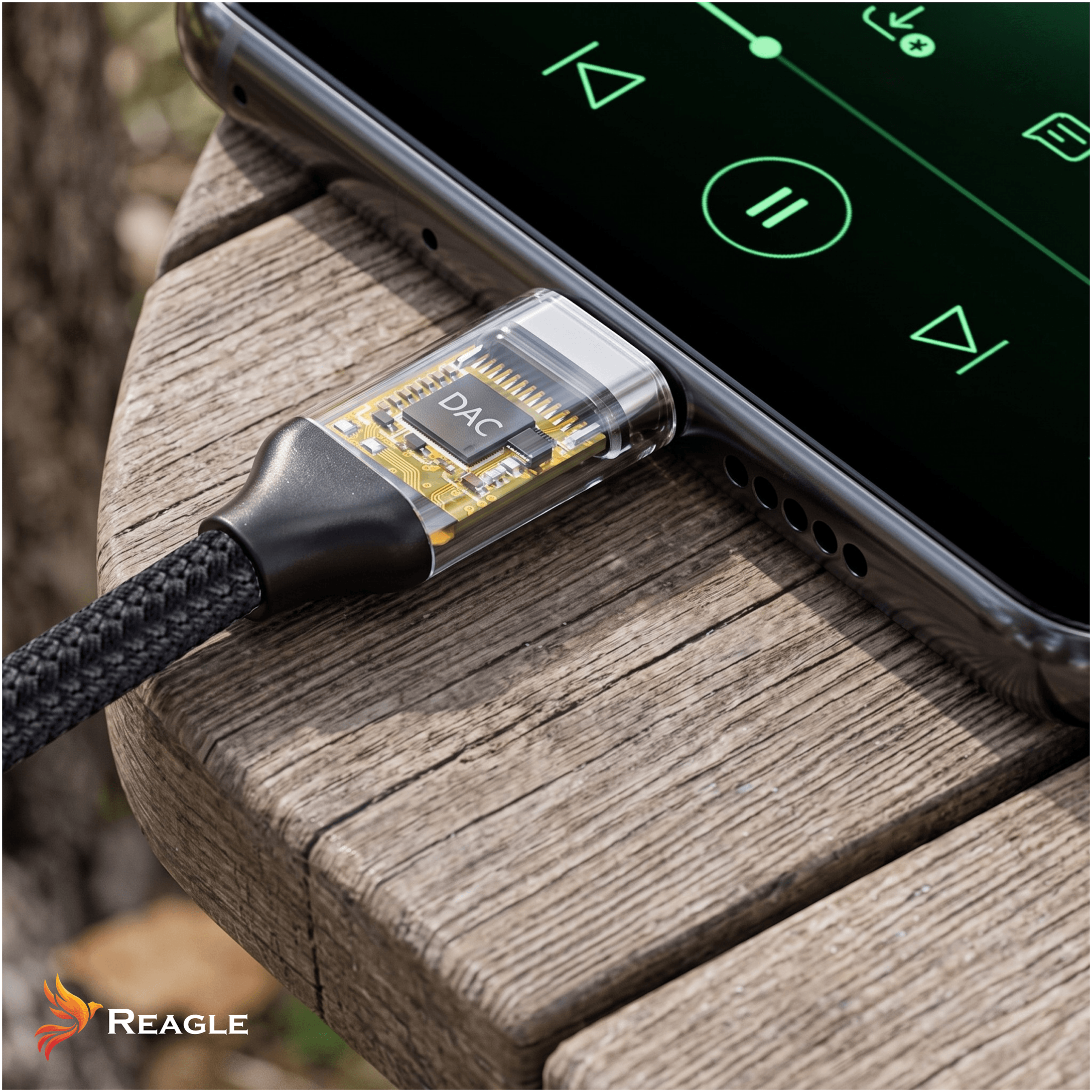 Un conector USB-C DAC transparente está conectado a un teléfono inteligente en una mesa de madera.