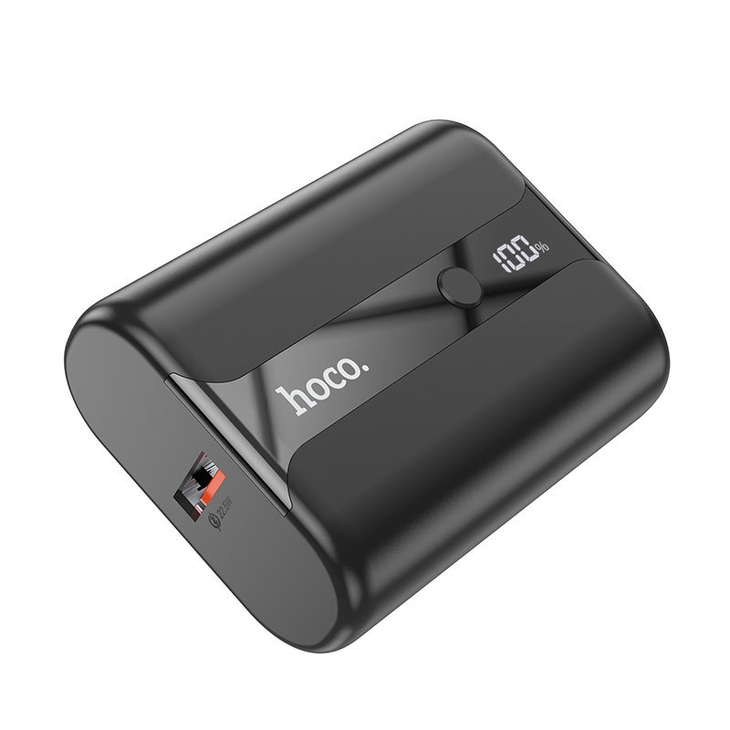 Un banco de energía negro Hoco con pantalla digital al 100% y puerto USB.