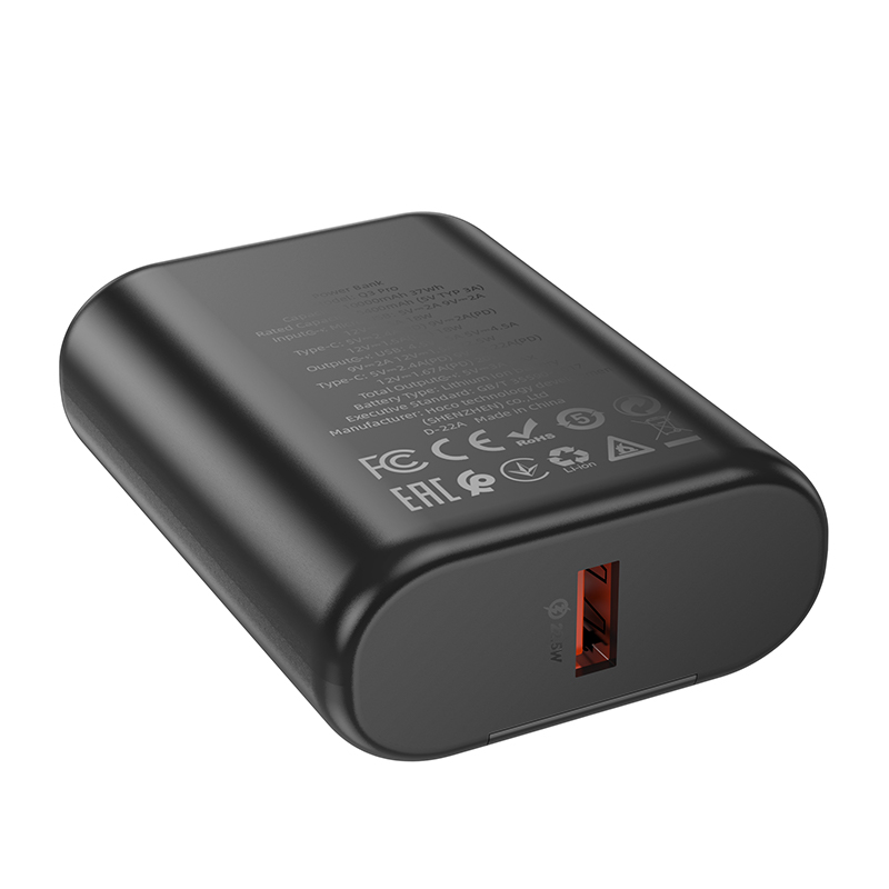 Batería externa negra con especificaciones técnicas en la parte superior y un puerto USB rojo.
