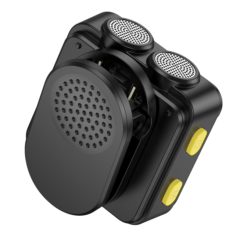 Un dispositivo de audio negro con dos micrófonos redondos arriba y dos botones amarillos en el lateral sobre fondo blanco.
