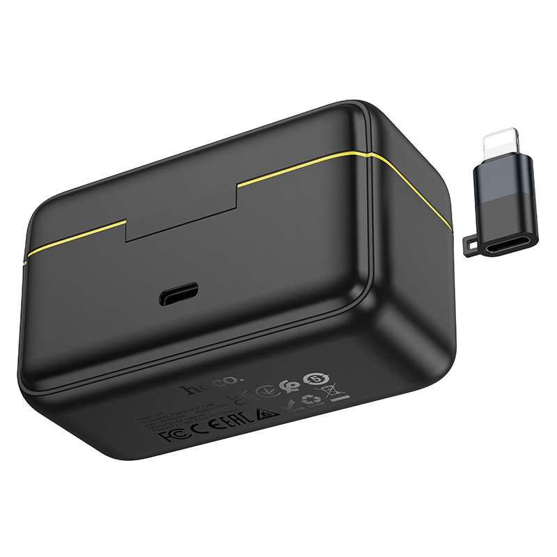 Un estuche de carga negro con línea amarilla, puerto USB-C y un pequeño adaptador separado sobre fondo blanco.