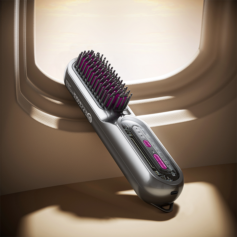 Un elegante cepillo alisador eléctrico gris y morado se encuentra apoyado contra el marco de la ventanilla.