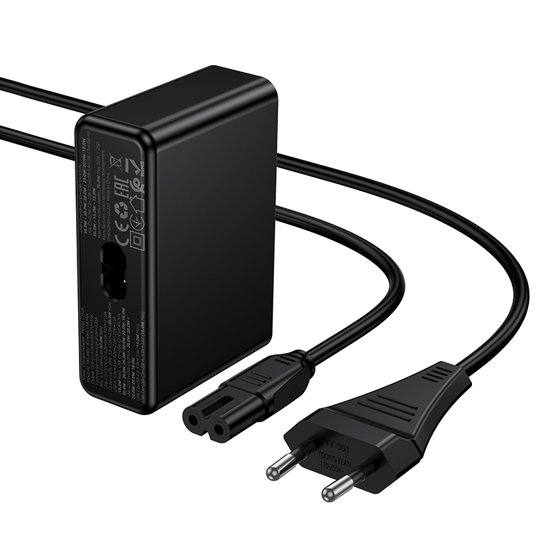 Adaptador de corriente negro con datos técnicos impresos y cable conectado con enchufe de dos clavijas.