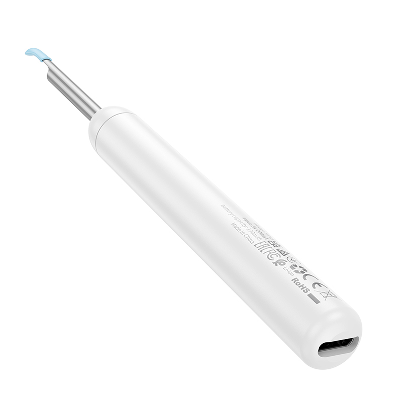 Un limpiador de oídos electrónico blanco con punta metálica y cuchara de silicona azul sobre fondo blanco.