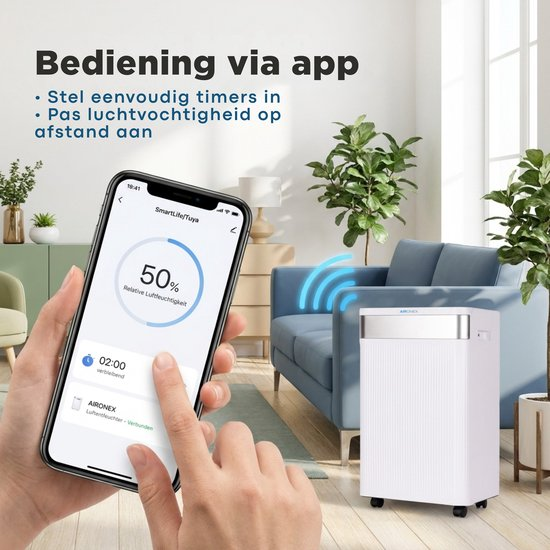 Eine Person steuert einen Luftentfeuchter per Smartphone-App in einem hellen Wohnzimmer mit blauem Sofa.